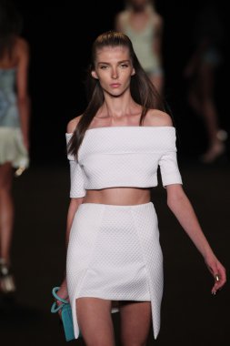 model meskita moda pist yürür