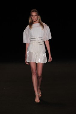 model meskita moda pist yürür