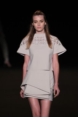 model meskita moda pist yürür