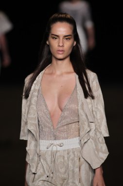 model meskita moda pist yürür