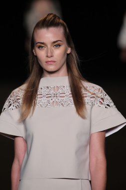 model meskita moda pist yürür