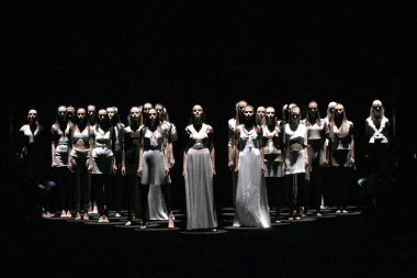 modelleri pist finale meskita defilede yürümek.