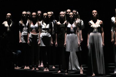 modelleri pist finale meskita defilede yürümek.