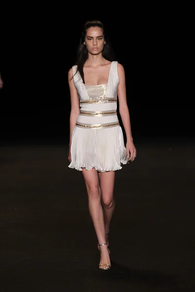 Model walks the runway at the Meskita fashion — Stock Photo, Image