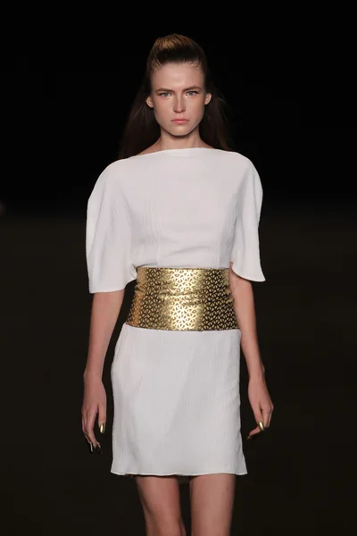 Model walks the runway at the Meskita fashion show — Stock Photo, Image