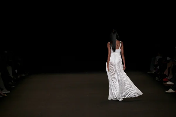 Model walks the runway at the Meskita fashion show — Stock Photo, Image