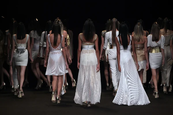 Modely chůze dráha finále v meskita módní přehlídka — Stock fotografie