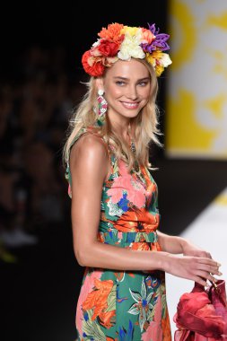 model mercedes-benz moda hafta bahar 2015 sırasında desigual pist yürür