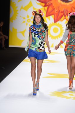 model mercedes-benz moda hafta bahar 2015 sırasında desigual pist yürür