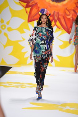 model mercedes-benz moda hafta bahar 2015 sırasında desigual pist yürür