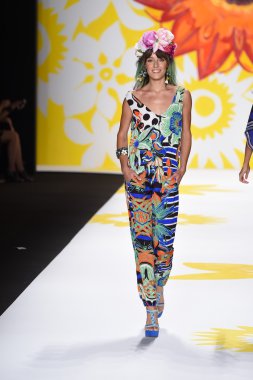 model mercedes-benz moda hafta bahar 2015 sırasında desigual pist yürür