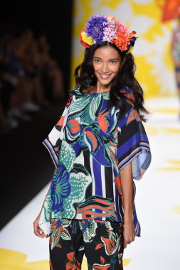 model mercedes-benz moda hafta bahar 2015 sırasında desigual pist yürür