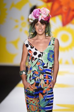 model mercedes-benz moda hafta bahar 2015 sırasında desigual pist yürür