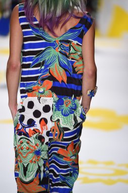 model mercedes-benz moda hafta bahar 2015 sırasında desigual pist yürür