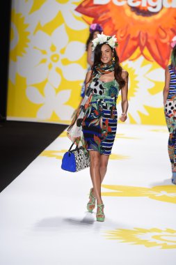 model mercedes-benz moda hafta bahar 2015 sırasında desigual pist yürür