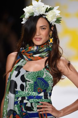 model mercedes-benz moda hafta bahar 2015 sırasında desigual pist yürür