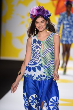 model mercedes-benz moda hafta bahar 2015 sırasında desigual pist yürür