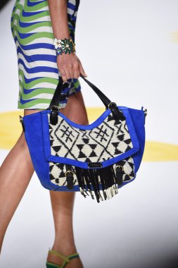 model mercedes-benz moda hafta bahar 2015 sırasında desigual pist yürür