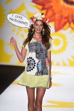 model mercedes-benz moda hafta bahar 2015 sırasında desigual pist yürür