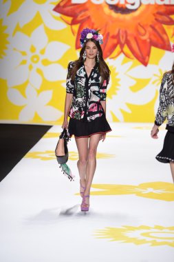 model mercedes-benz moda hafta bahar 2015 sırasında desigual pist yürür