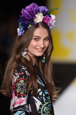 model mercedes-benz moda hafta bahar 2015 sırasında desigual pist yürür