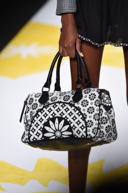 model mercedes-benz moda hafta bahar 2015 sırasında desigual pist yürür