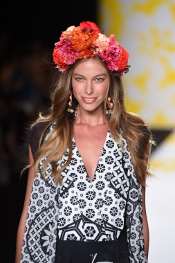 model mercedes-benz moda hafta bahar 2015 sırasında desigual pist yürür