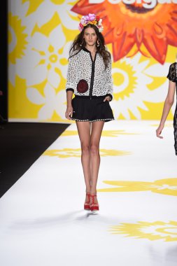 model mercedes-benz moda hafta bahar 2015 sırasında desigual pist yürür