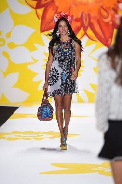 Adriana lima, mercedes-benz moda hafta bahar 2015 sırasında desigual pist yürür.