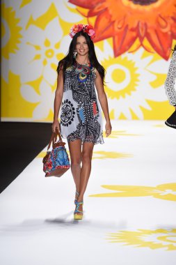 Adriana lima, mercedes-benz moda hafta bahar 2015 sırasında desigual pist yürür.