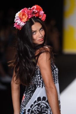 Adriana lima, mercedes-benz moda hafta bahar 2015 sırasında desigual pist yürür.