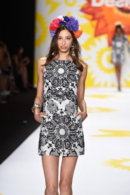 model mercedes-benz moda hafta bahar 2015 sırasında desigual pist yürür