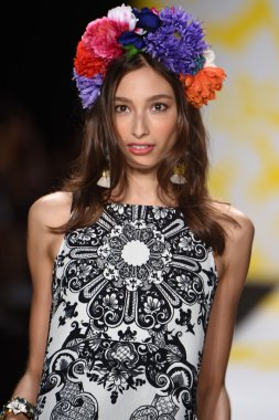 model mercedes-benz moda hafta bahar 2015 sırasında desigual pist yürür