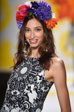 model mercedes-benz moda hafta bahar 2015 sırasında desigual pist yürür