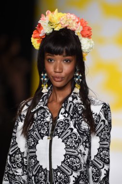 model mercedes-benz moda hafta bahar 2015 sırasında desigual pist yürür