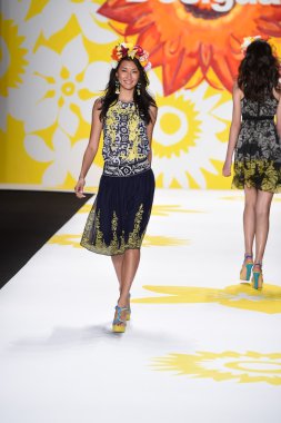 model mercedes-benz moda hafta bahar 2015 sırasında desigual pist yürür