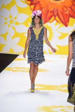 model mercedes-benz moda hafta bahar 2015 sırasında desigual pist yürür