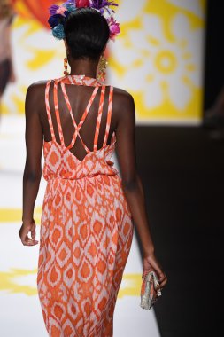 model mercedes-benz moda hafta bahar 2015 sırasında desigual pist yürür