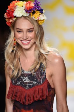 model mercedes-benz moda hafta bahar 2015 sırasında desigual pist yürür