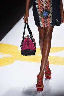 model mercedes-benz moda hafta bahar 2015 sırasında desigual pist yürür