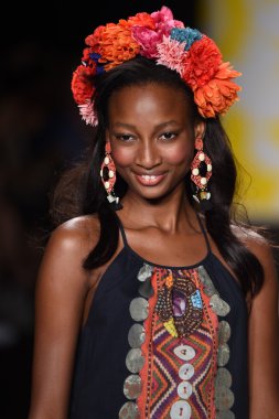 model mercedes-benz moda hafta bahar 2015 sırasında desigual pist yürür