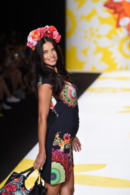 Adriana lima, mercedes-benz moda hafta bahar 2015 sırasında desigual pist yürür.