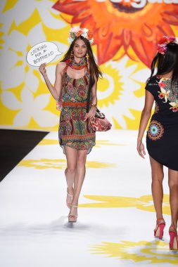 model mercedes-benz moda hafta bahar 2015 sırasında desigual pist yürür