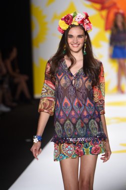model mercedes-benz moda hafta bahar 2015 sırasında desigual pist yürür