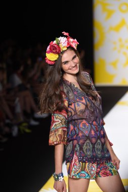 model mercedes-benz moda hafta bahar 2015 sırasında desigual pist yürür