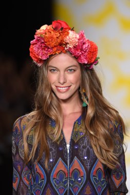 model mercedes-benz moda hafta bahar 2015 sırasında desigual pist yürür