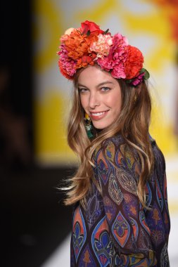 model mercedes-benz moda hafta bahar 2015 sırasında desigual pist yürür