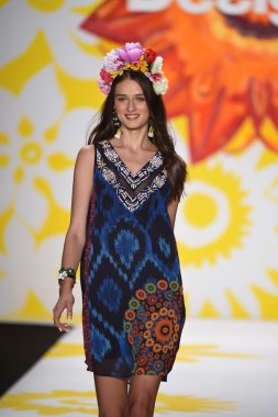 model mercedes-benz moda hafta bahar 2015 sırasında desigual pist yürür