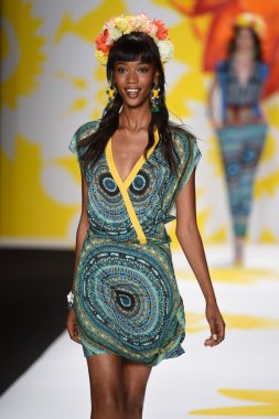 model mercedes-benz moda hafta bahar 2015 sırasında desigual pist yürür