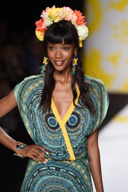 model mercedes-benz moda hafta bahar 2015 sırasında desigual pist yürür